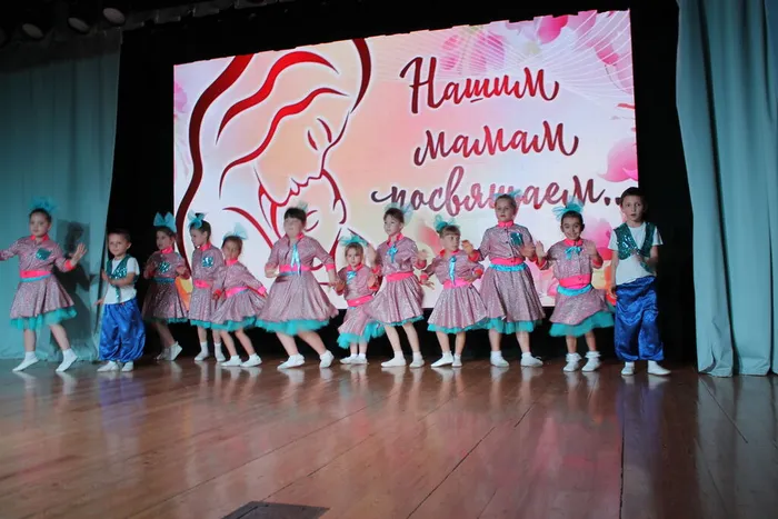 коллектив танцует