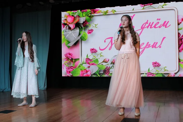 Девочки поют