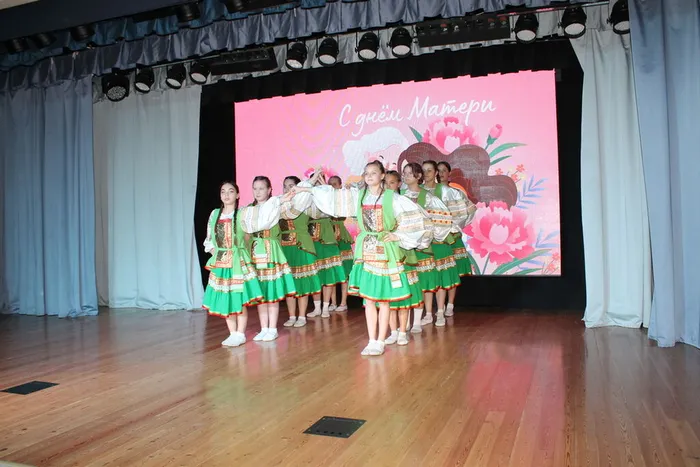 Танцуют в костюмах